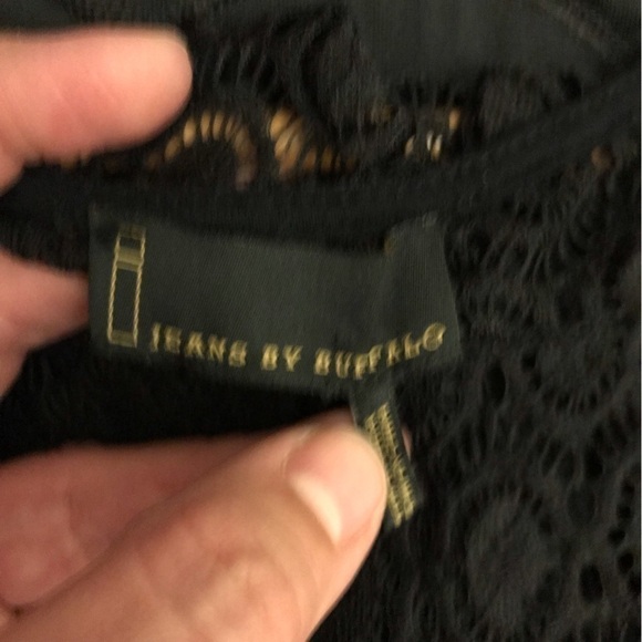 WOMEN’S black crochet top with fringes along the sides. Size large. - Picture 3 of 4